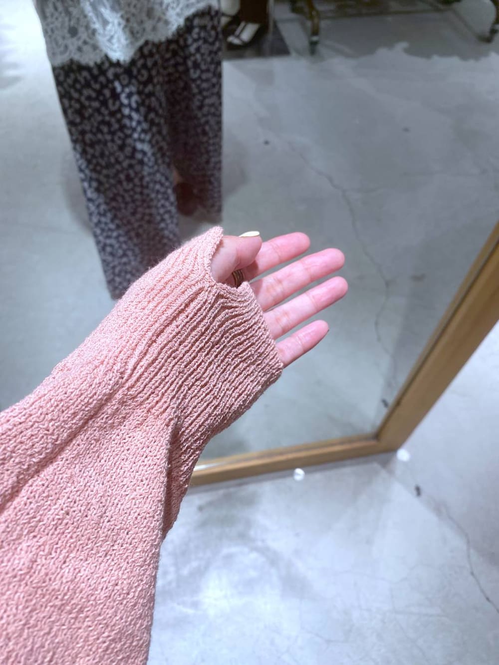 ピンク系のニット/セーター、その他のその他パンツ、ホワイト系のキャミソールを着用したレディースの夏コーディネートの4枚目の写真