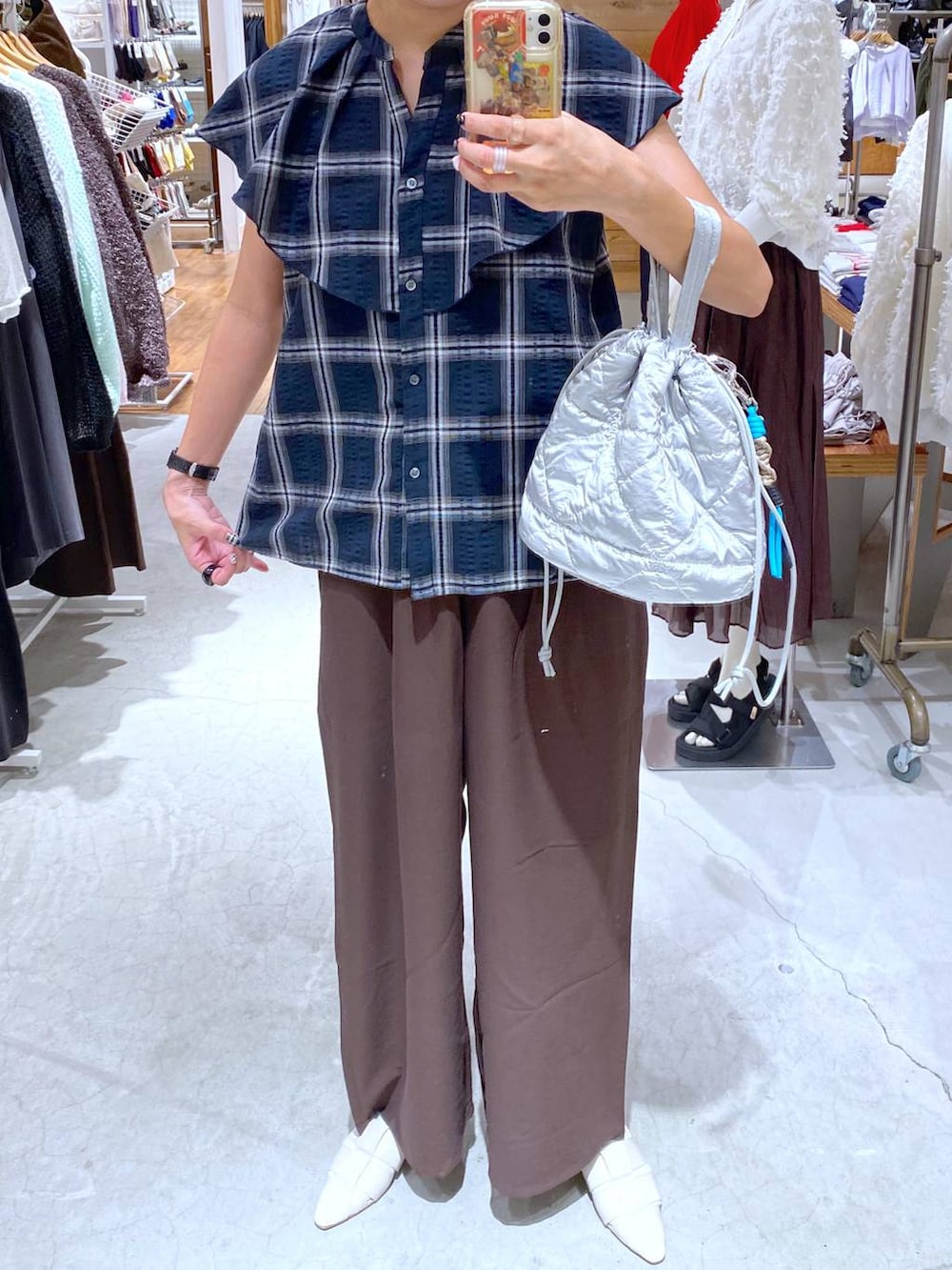 ホワイト系のパンプス、ブラウン系のその他パンツ、ブラック系のシャツ/ブラウスを着用したレディースの秋コーディネートの3枚目の写真