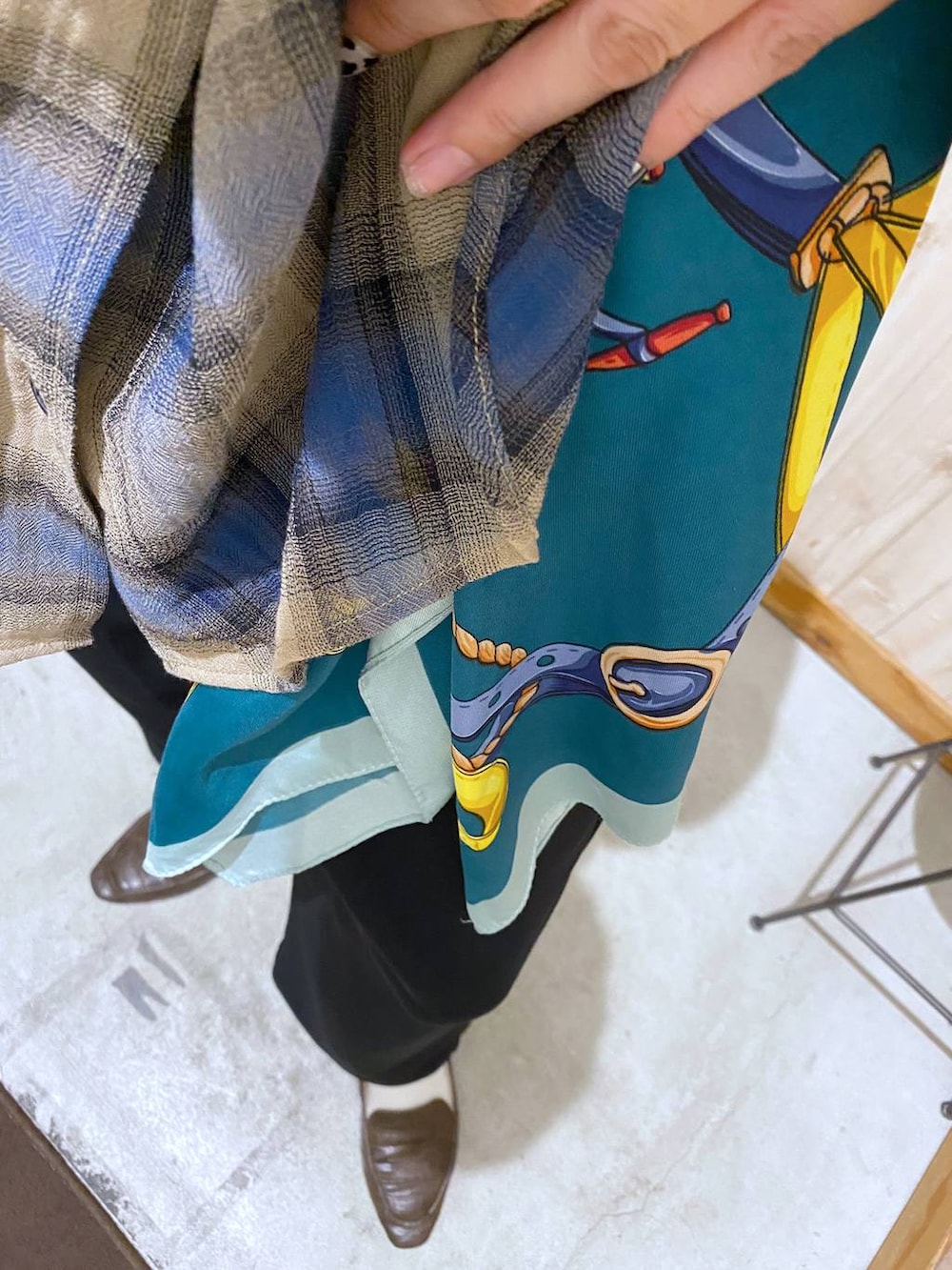 ブラック系のその他パンツ、ベージュ系のシャツ/ブラウス、レッド系のキャップを着用したレディースの秋コーディネートの2枚目の写真