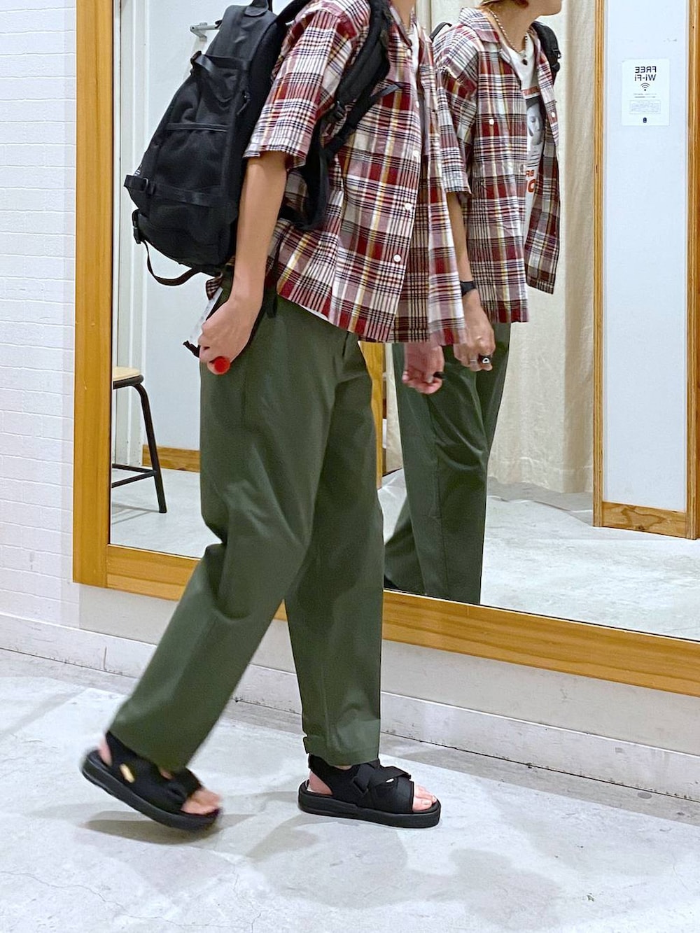 グリーン系のその他パンツ、ホワイト系のTシャツ/カットソー、レッド系のシャツ/ブラウスを着用したレディースの夏コーディネートの4枚目の写真