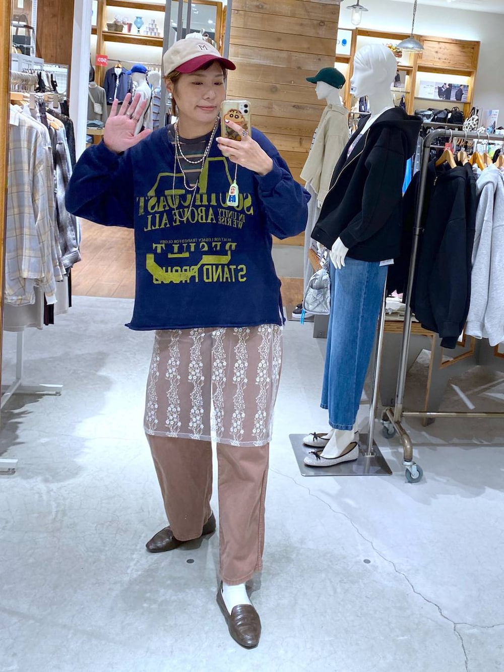 ブラウン系のデニムパンツ、ブルー系のTシャツ/カットソー、グレー系のTシャツ/カットソーを着用したレディースの春コーディネートの3枚目の写真