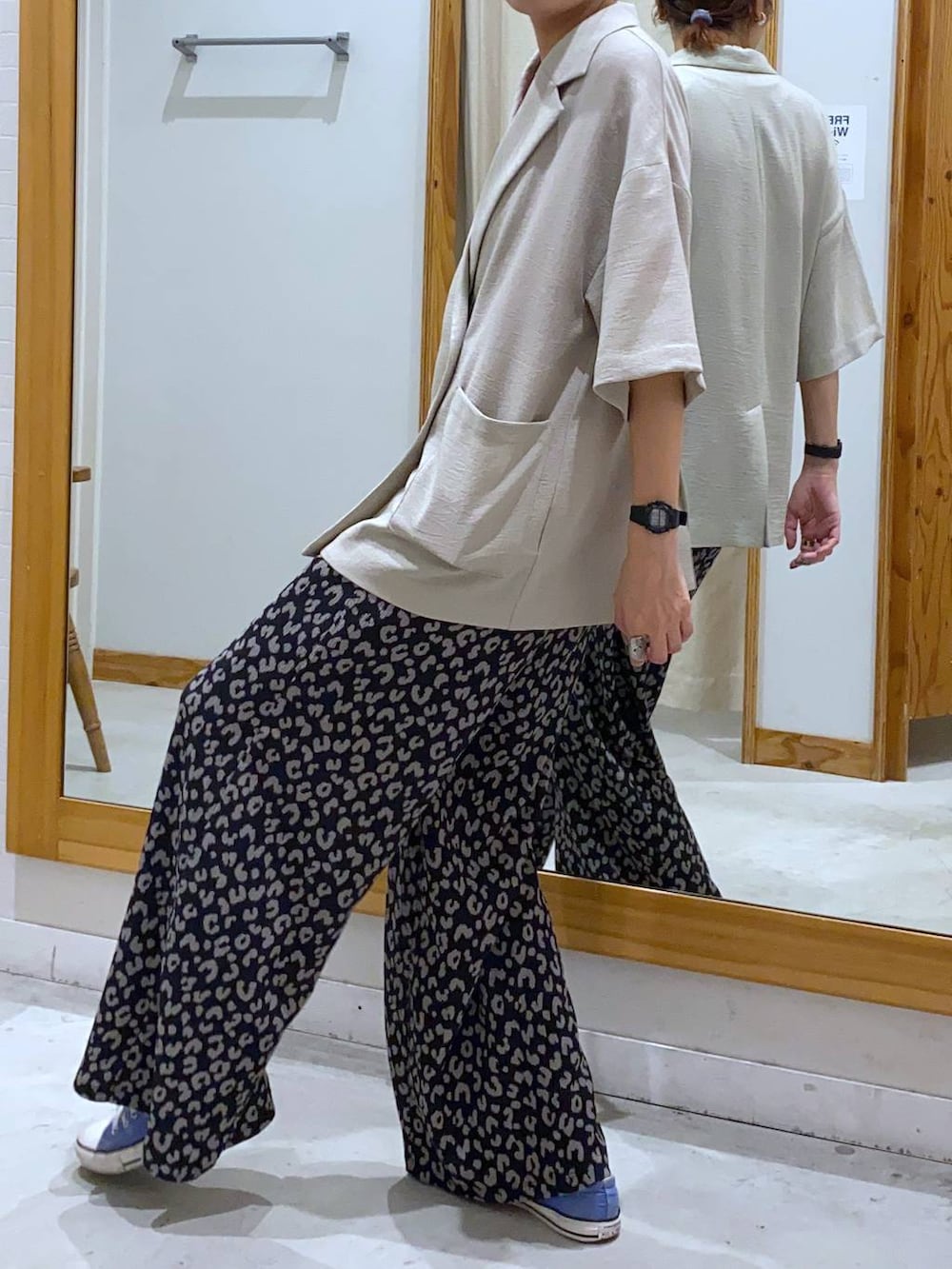 ブラウン系のその他パンツ、ベージュ系のテーラードジャケット、その他のその他パンツを着用したレディースの夏コーディネートの4枚目の写真