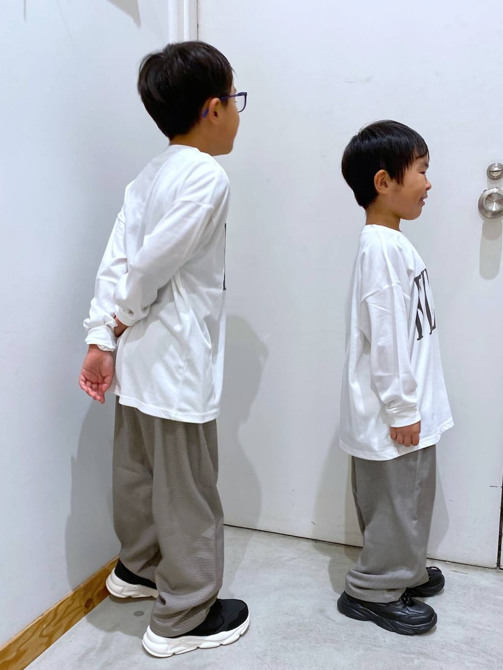 ホワイト系のTシャツ/カットソー、ホワイト系のTシャツ/カットソー、ブラウン系のその他パンツを着用したキッズの秋コーディネートの2枚目の写真