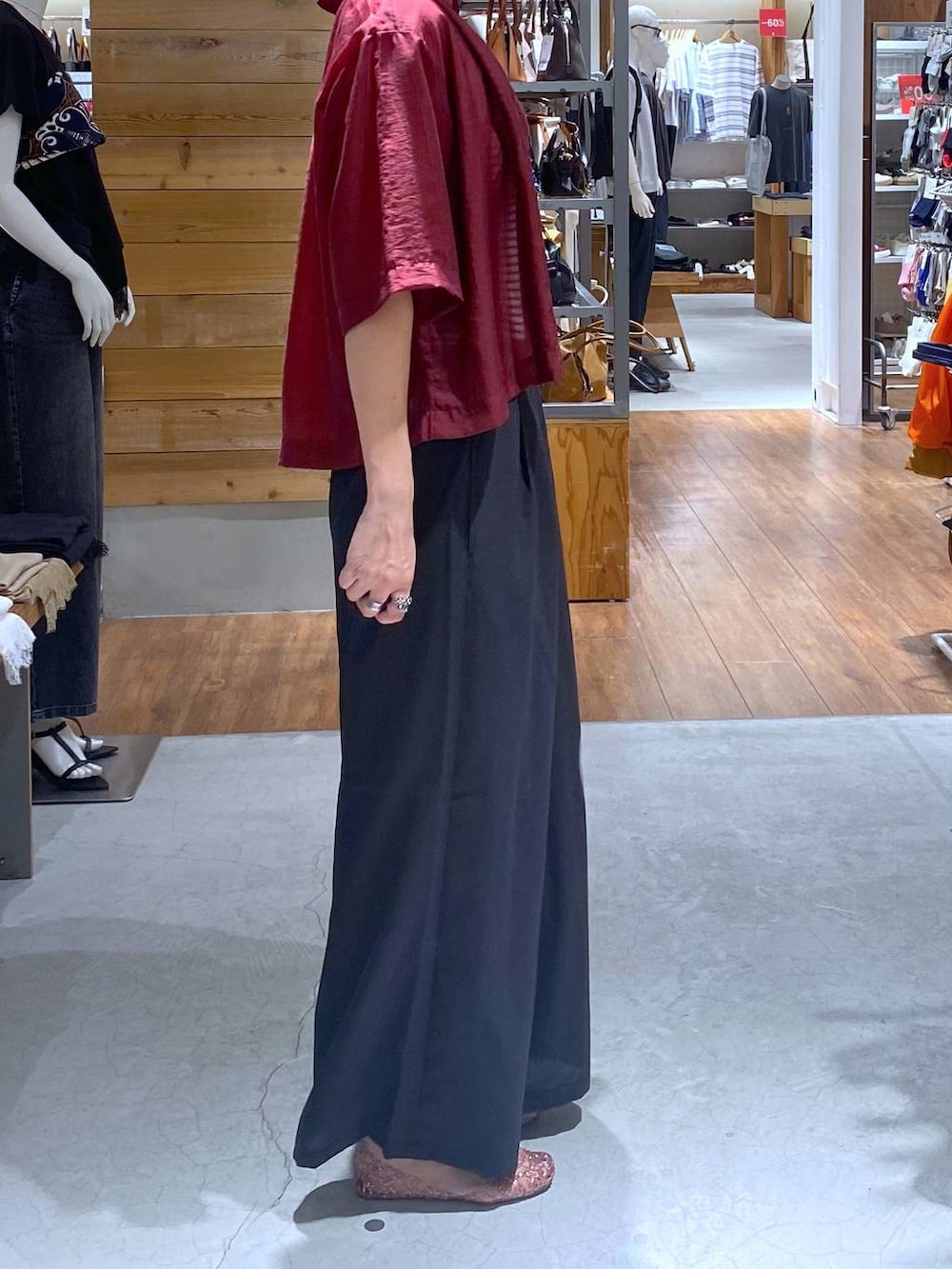 グレー系のその他パンツ、レッド系のシャツ/ブラウスを着用したレディースの夏コーディネートの4枚目の写真