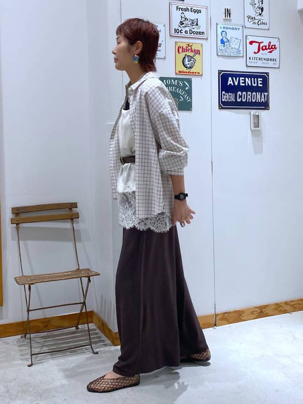 グレー系のシャツ/ブラウス、ブラウン系のその他パンツ、ホワイト系のキャミソールを着用したレディースの夏コーディネートの2枚目の写真