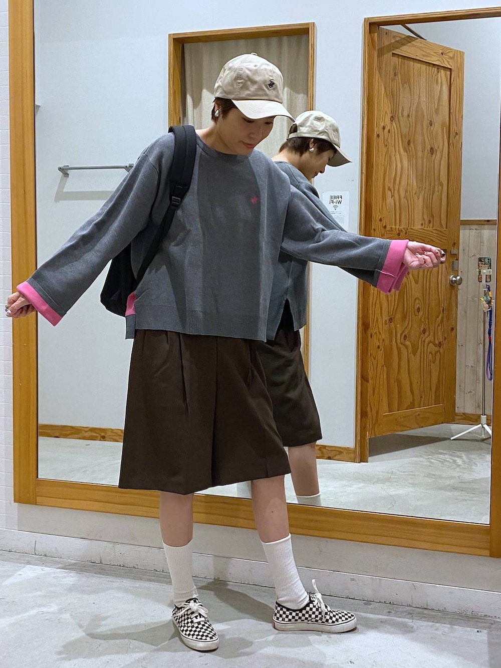 ブラック系のバックパック/リュック、ブラウン系のその他パンツ、グレー系のニット/セーターを着用したレディースの秋コーディネートの5枚目の写真