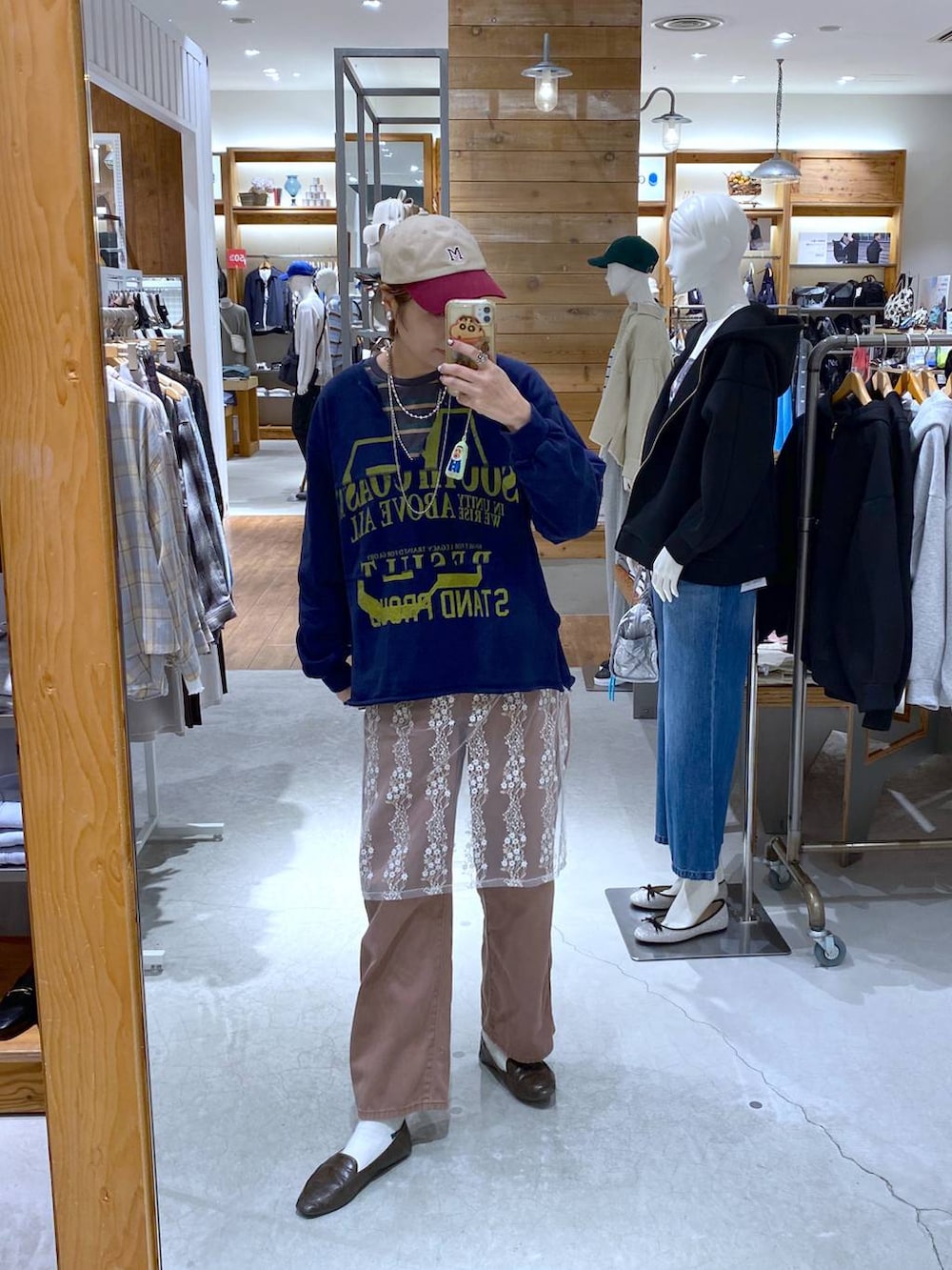 ブラウン系のデニムパンツ、ブルー系のTシャツ/カットソー、グレー系のTシャツ/カットソーを着用したレディースの春コーディネートの2枚目の写真