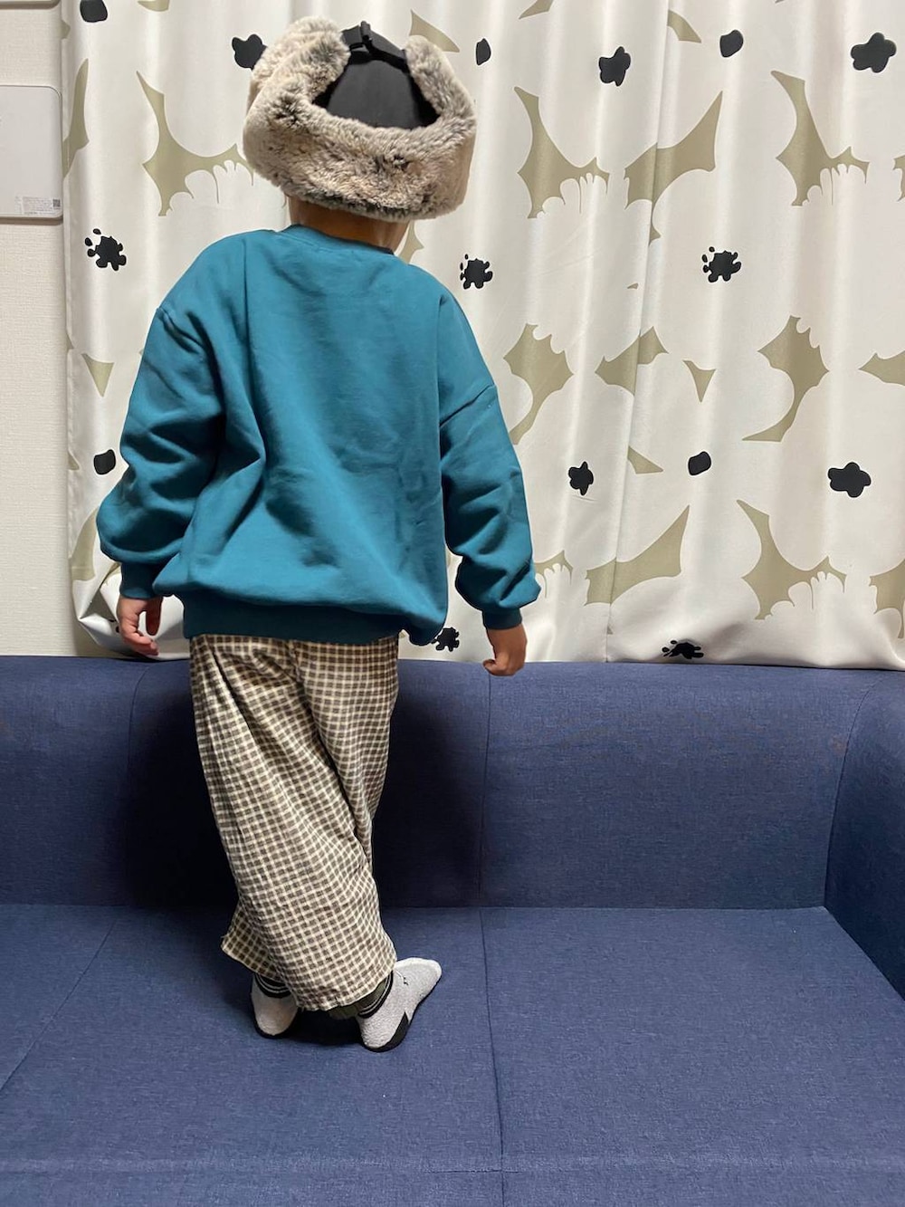 グリーン系のスウェットを着用したキッズの冬コーディネートの3枚目の写真