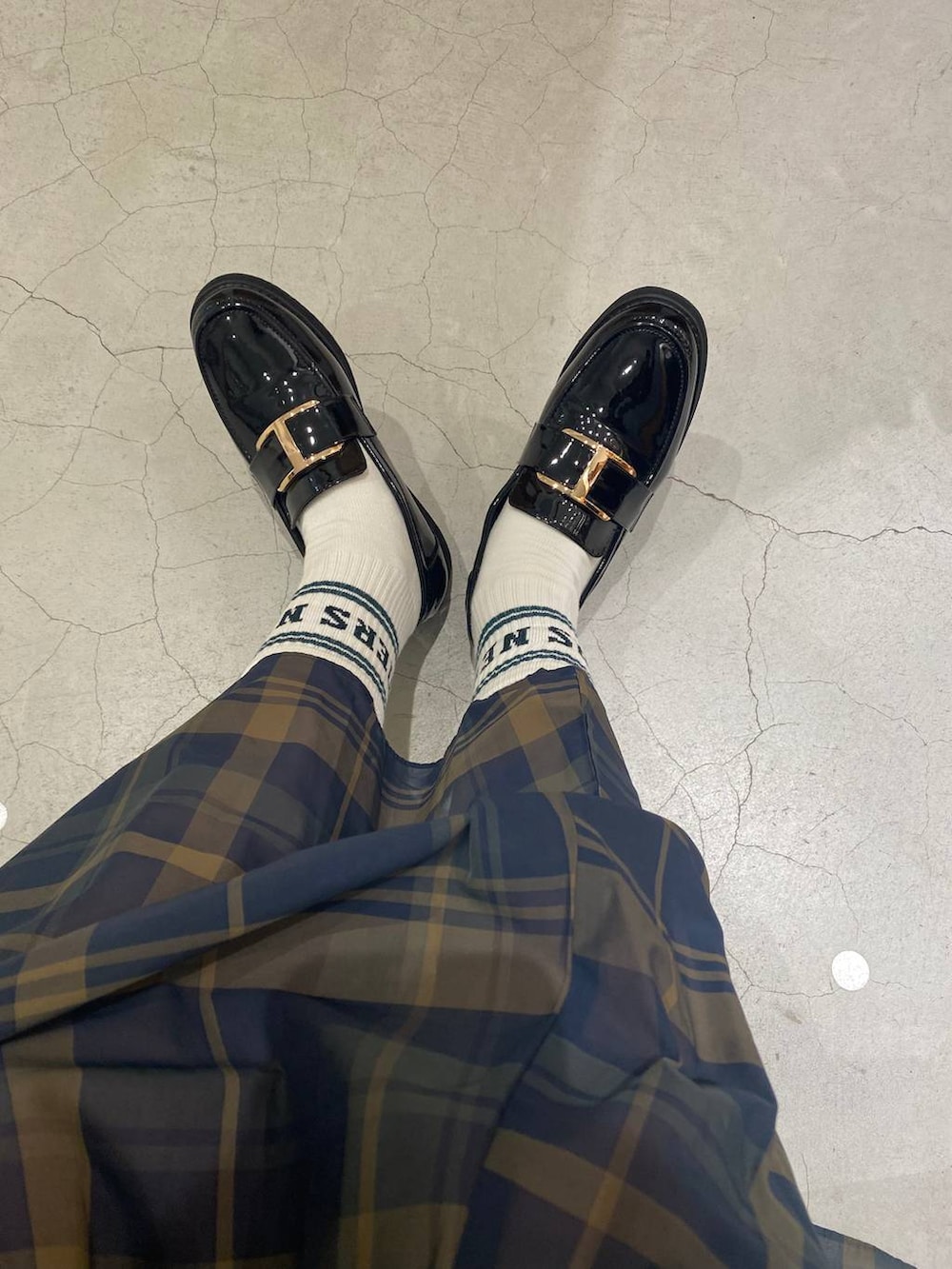 ブラック系のローファー、ブルー系のテーラードジャケット、ブルー系のスカートを着用したレディースの秋コーディネートの2枚目の写真