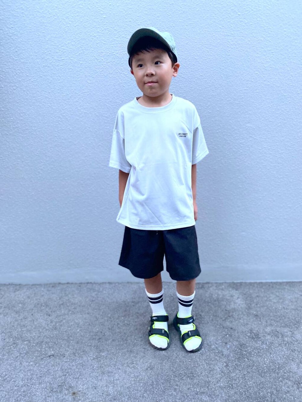 ブラック系のその他パンツ、グレー系のTシャツ/カットソー、グリーン系のキャップを着用したキッズの夏コーディネートの2枚目の写真
