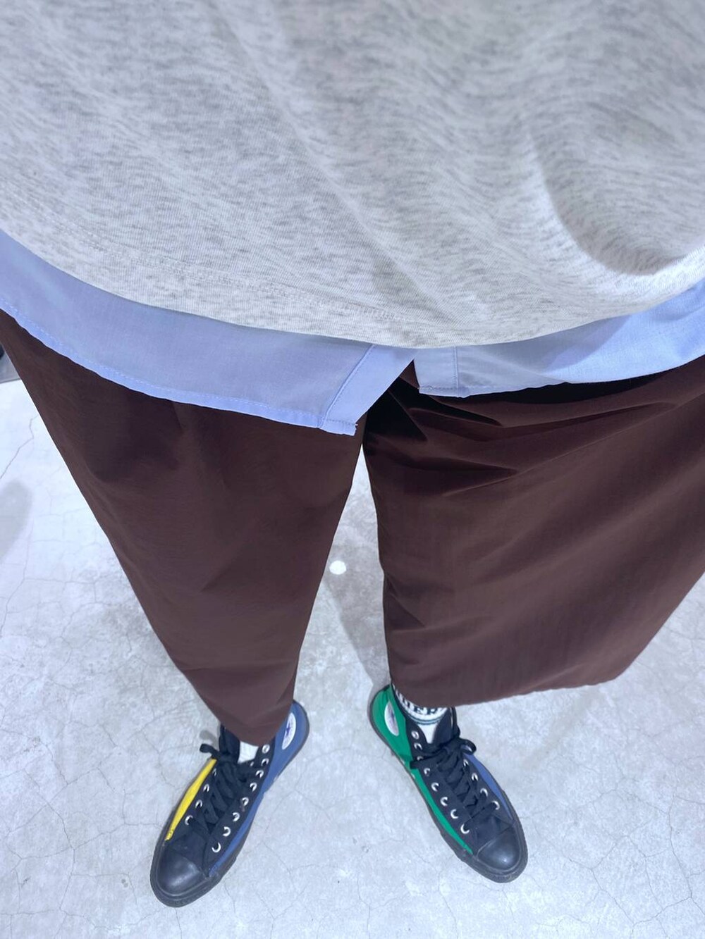 ブラウン系のその他パンツ、グレー系のシャツ/ブラウス、レッド系のキャップを着用したレディースの秋コーディネートの2枚目の写真