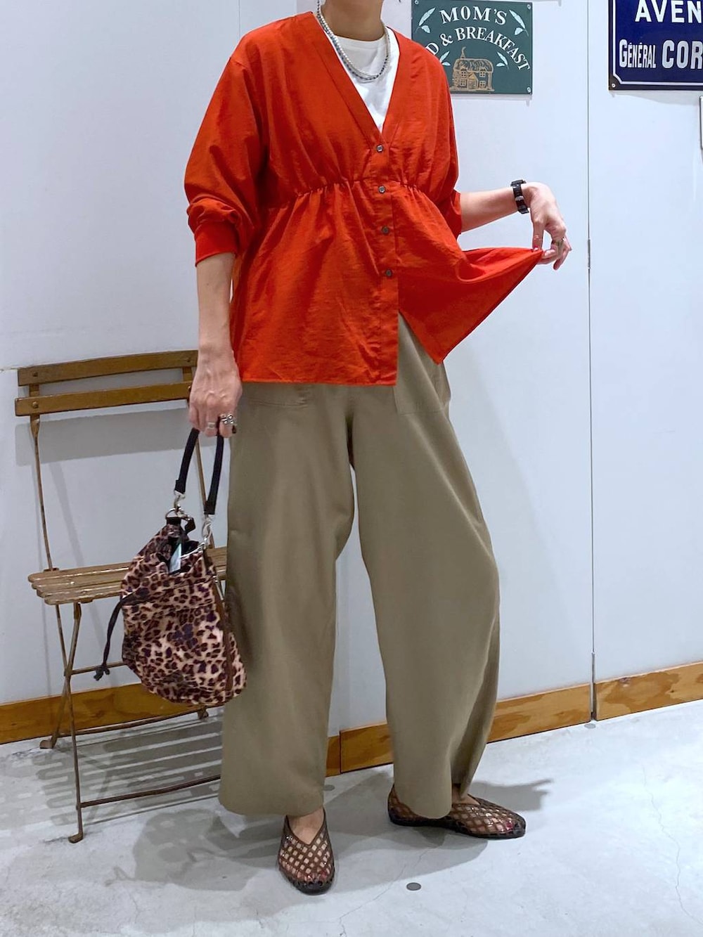 オレンジ系のシャツ/ブラウス、その他のショルダーバッグ、ベージュ系のその他パンツを着用したレディースの夏コーディネートの4枚目の写真