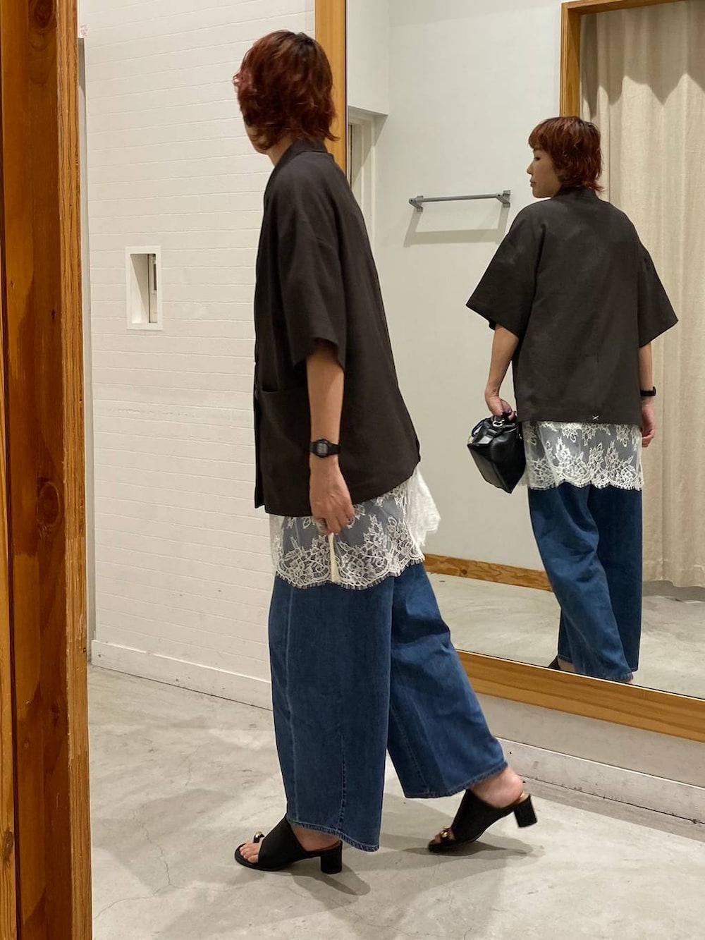 ブルー系のデニムパンツ、グレー系のテーラードジャケット、ホワイト系のTシャツ/カットソーを着用したレディースの夏コーディネートの2枚目の写真