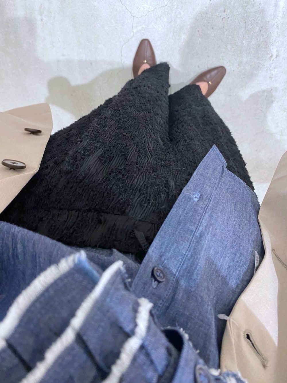 ブラウン系のパンプス、ブラック系のその他パンツ、ブラック系のショルダーバッグを着用したレディースの秋コーディネートの2枚目の写真