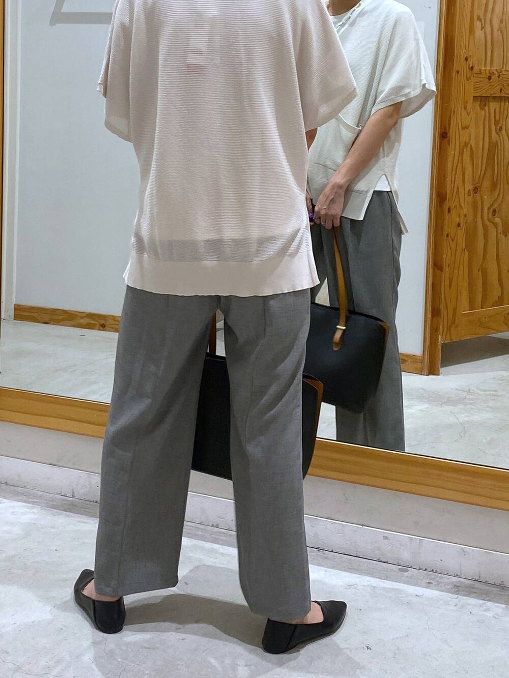 ブラック系のパンプス、ブラック系のトートバッグ、グレー系のその他パンツを着用したレディースの夏コーディネートの3枚目の写真