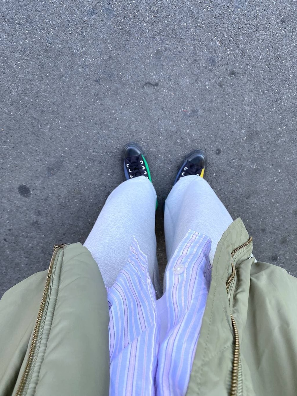 ブルー系のシャツ/ブラウス、グレー系のスウェットパンツ、グレー系のベストを着用したレディースの春コーディネートの4枚目の写真