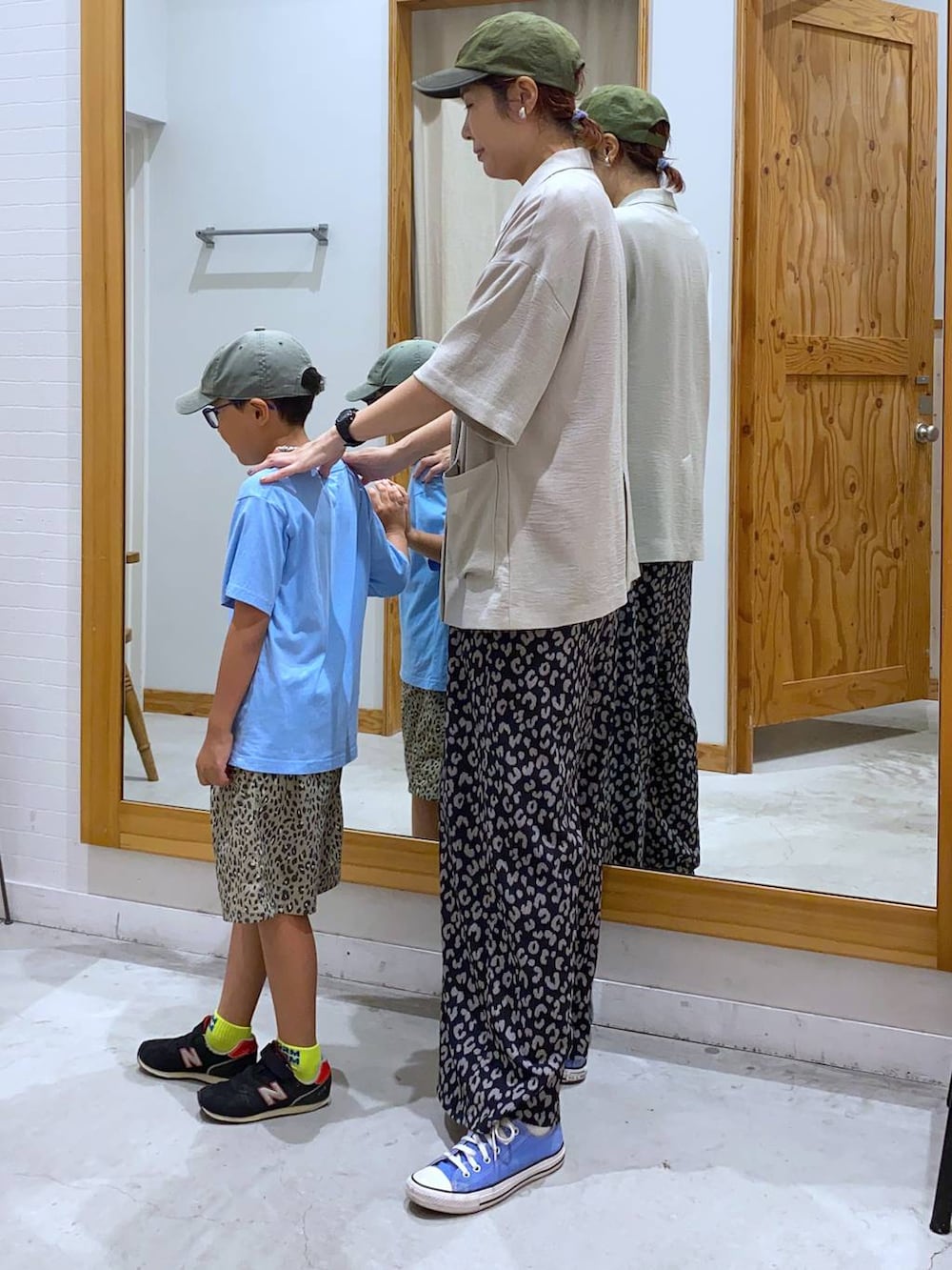 ブラウン系のその他パンツ、ベージュ系のテーラードジャケット、その他のその他パンツを着用したレディースの夏コーディネートの2枚目の写真