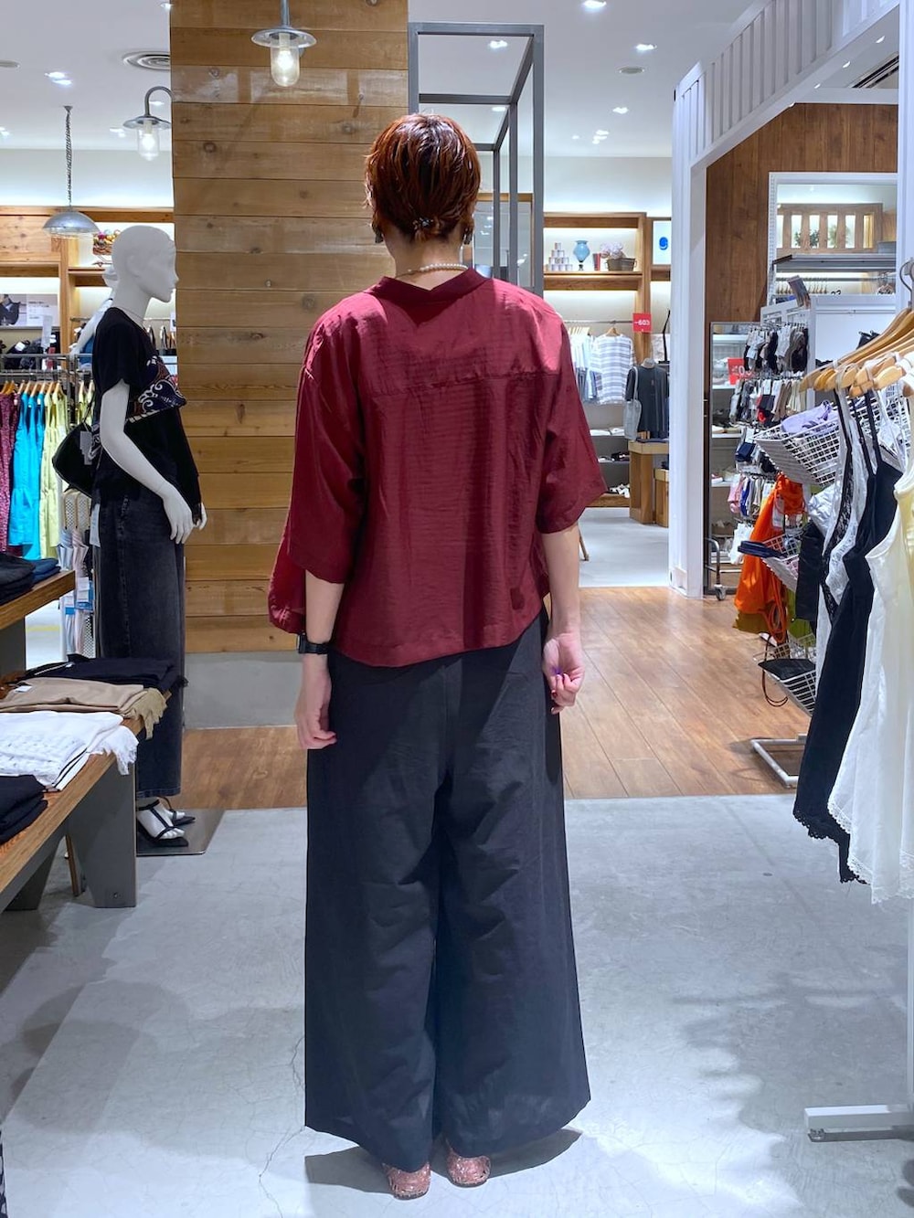 グレー系のその他パンツ、レッド系のシャツ/ブラウスを着用したレディースの夏コーディネートの3枚目の写真