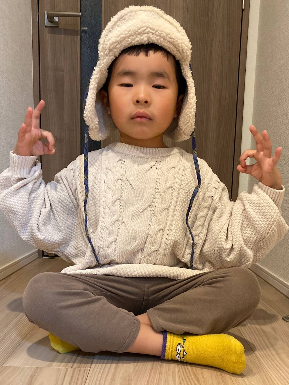 ベージュ系のニット/セーターを着用したキッズの冬コーディネートの5枚目の写真