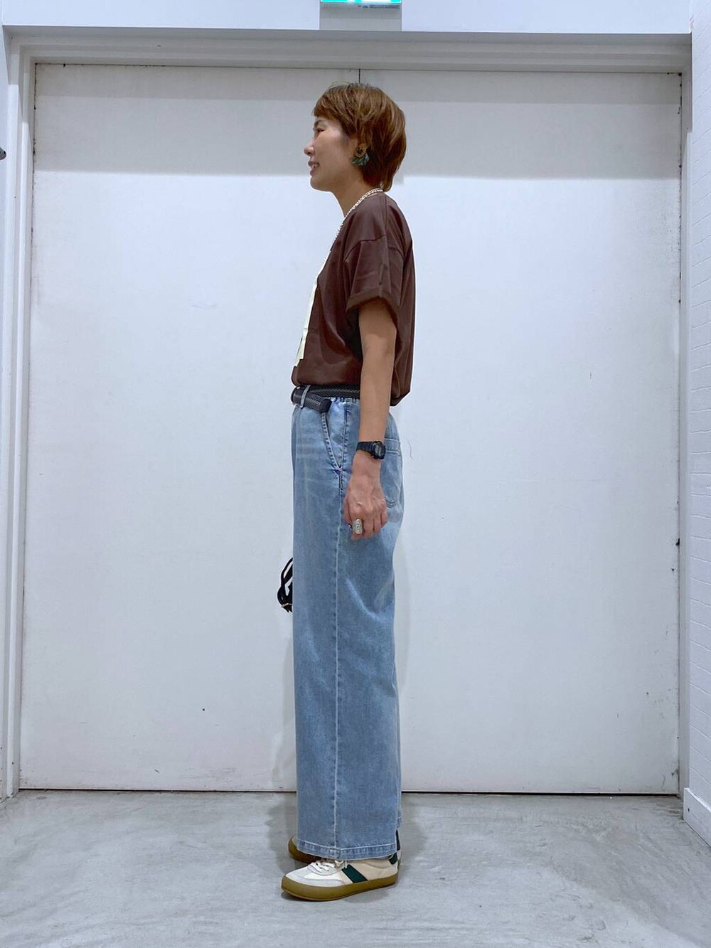 その他のショルダーバッグ、ベージュ系のスニーカー、ブラウン系のTシャツ/カットソーを着用したレディースの夏コーディネートの3枚目の写真