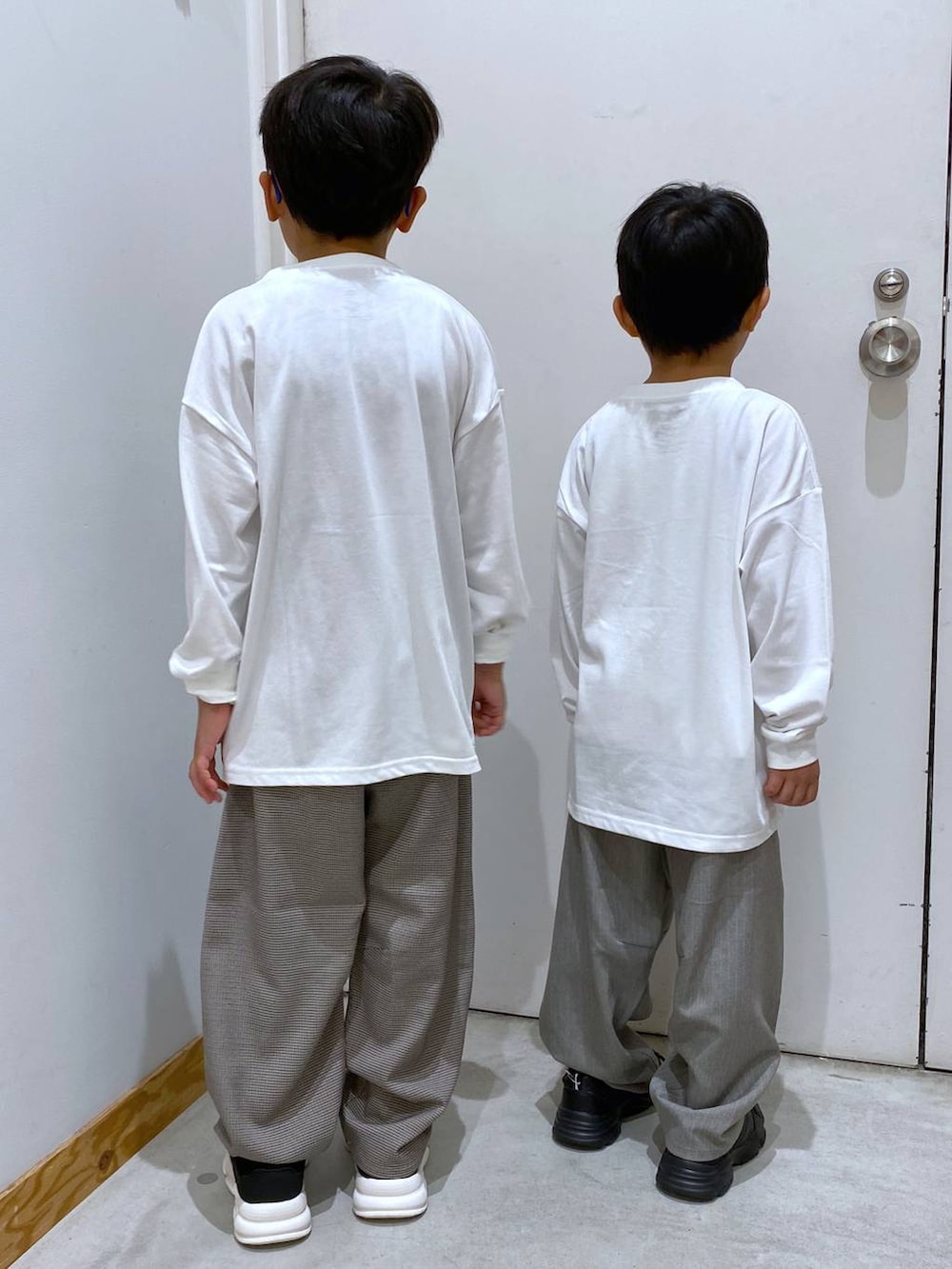 ホワイト系のTシャツ/カットソー、ホワイト系のTシャツ/カットソー、ブラウン系のその他パンツを着用したキッズの秋コーディネートの3枚目の写真