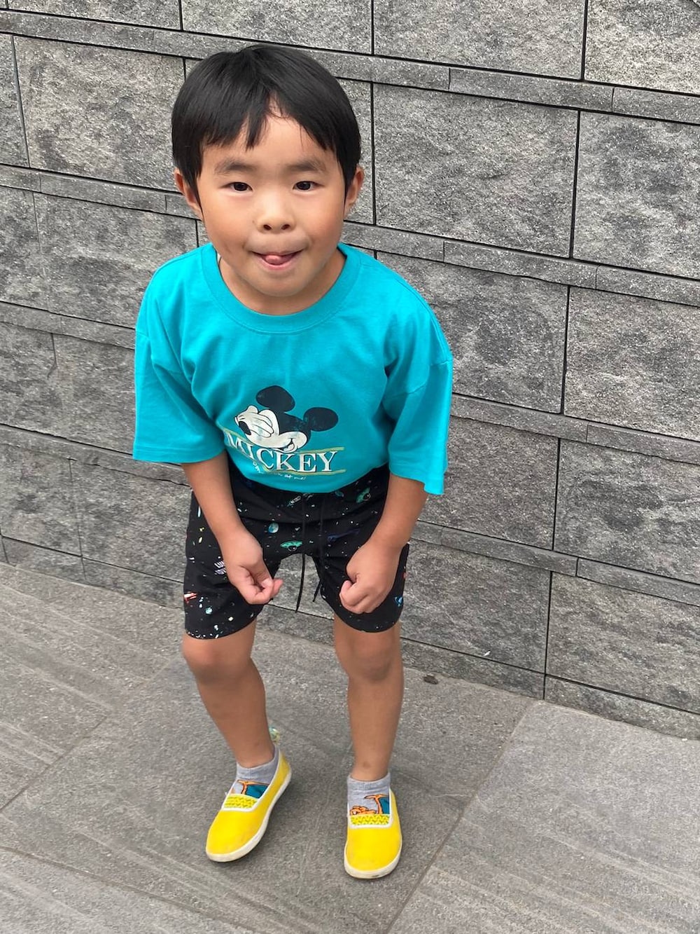 ブラック系のその他パンツ、ブルー系のTシャツ/カットソーを着用したキッズの夏コーディネートの2枚目の写真