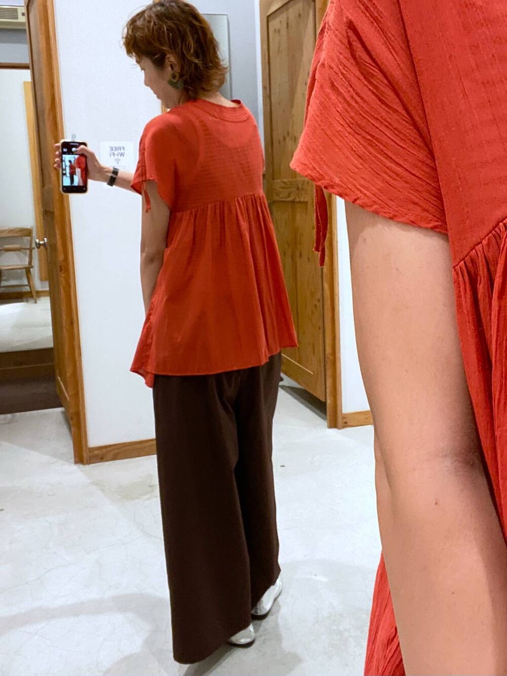 ブラウン系のシャツ/ブラウス、ブラウン系のその他パンツを着用したレディースの秋コーディネートの3枚目の写真