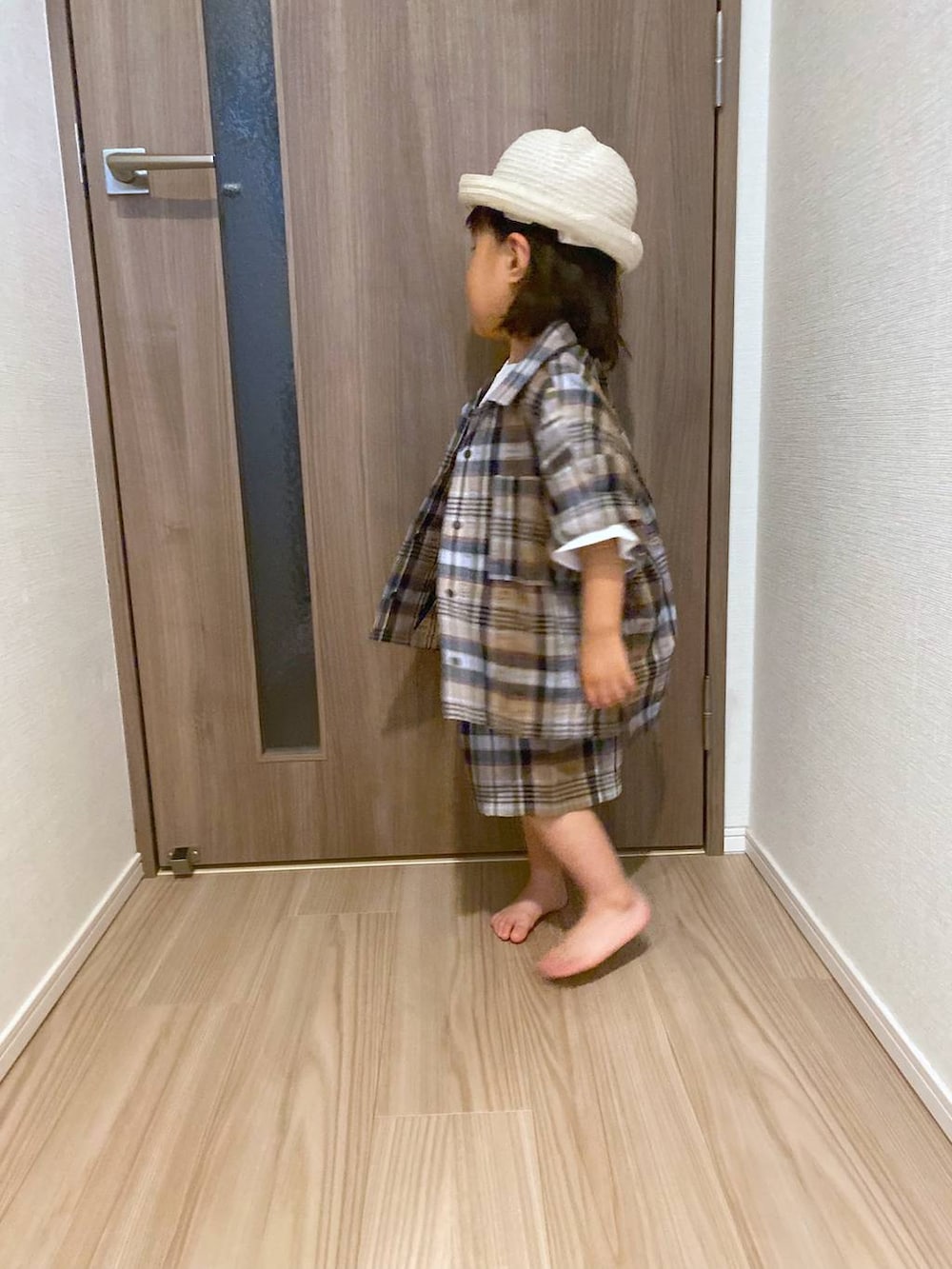 ブラウン系のシャツ/ブラウス、ホワイト系のTシャツ/カットソーを着用したキッズの春コーディネートの3枚目の写真