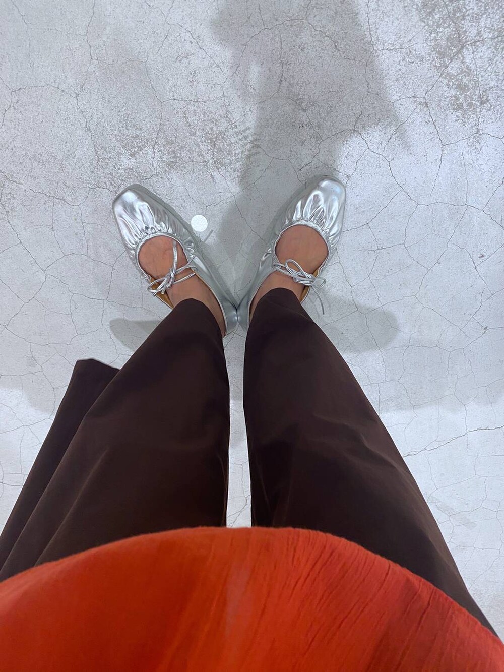 ブラウン系のシャツ/ブラウス、ブラウン系のその他パンツを着用したレディースの秋コーディネートの2枚目の写真