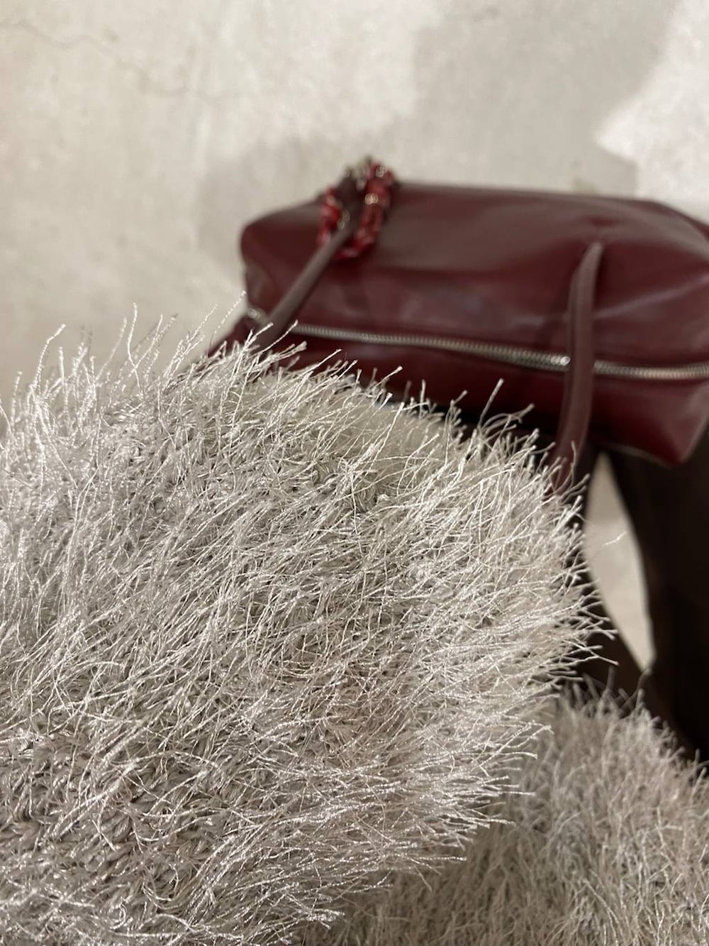 その他のパンプス、レッド系のボストンバッグ、ブラウン系のスウェットパンツを着用したレディースの春コーディネートの3枚目の写真