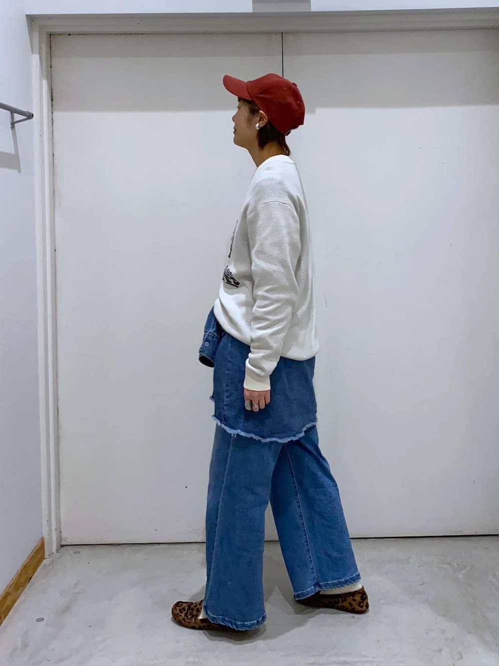 ブルー系のデニムパンツ、ブルー系のシャツ/ブラウス、ホワイト系のニット/セーターを着用したレディースの春コーディネートの2枚目の写真