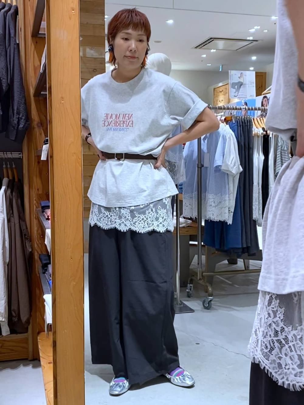グレー系のその他パンツ、ホワイト系のキャミソール、グレー系のTシャツ/カットソーを着用したレディースの夏コーディネートの2枚目の写真