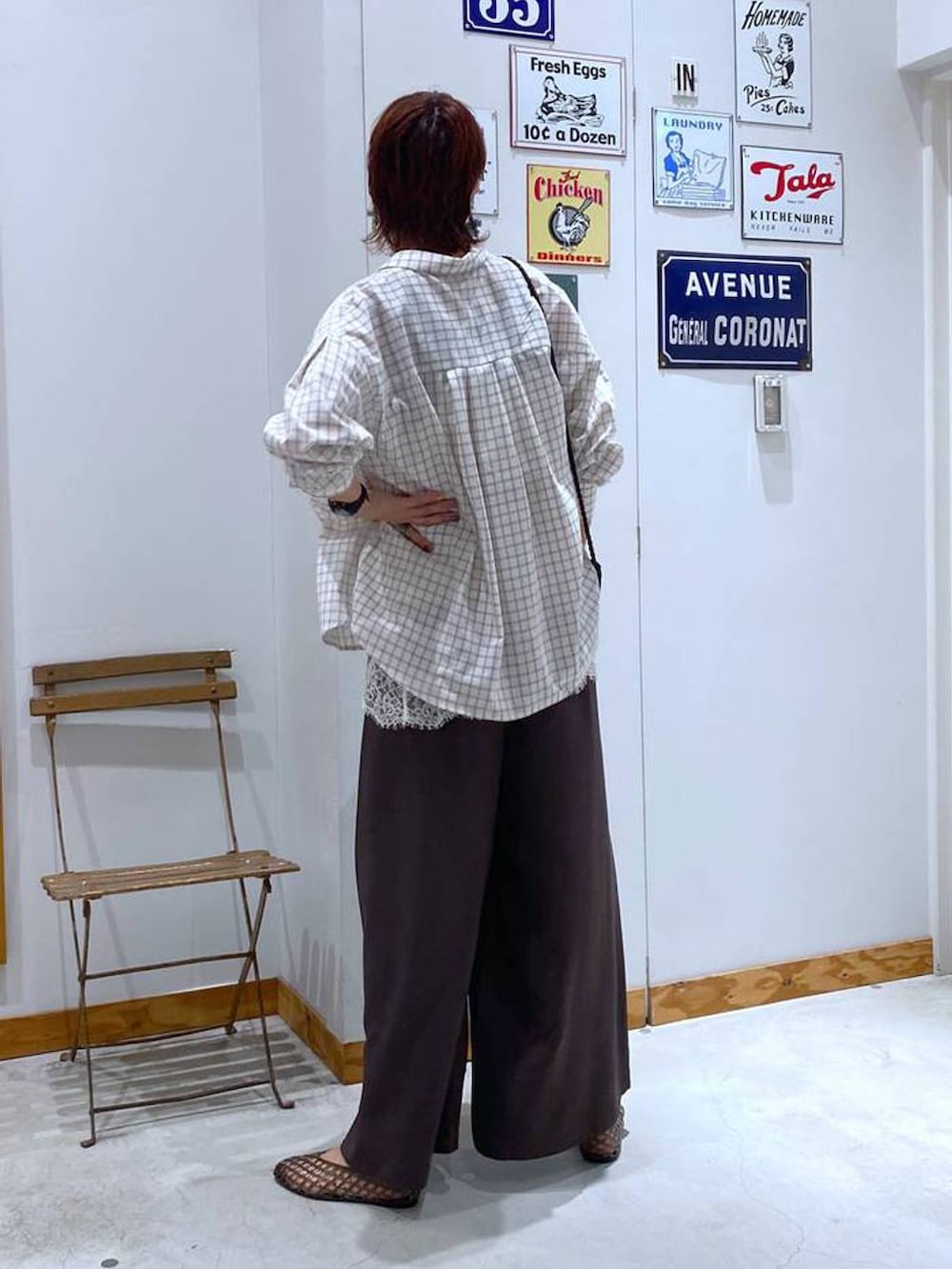 グレー系のシャツ/ブラウス、ブラウン系のその他パンツ、ホワイト系のキャミソールを着用したレディースの夏コーディネートの3枚目の写真
