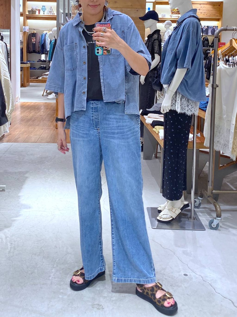 ブルー系のデニムパンツ、ブルー系のシャツ/ブラウス、その他のサンダルを着用したレディースの夏コーディネートの2枚目の写真