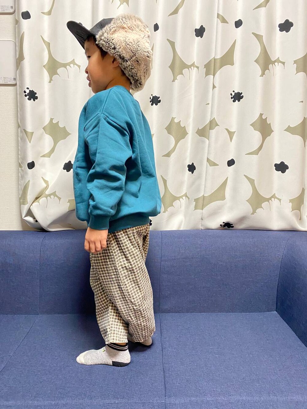 グリーン系のスウェットを着用したキッズの冬コーディネートの2枚目の写真