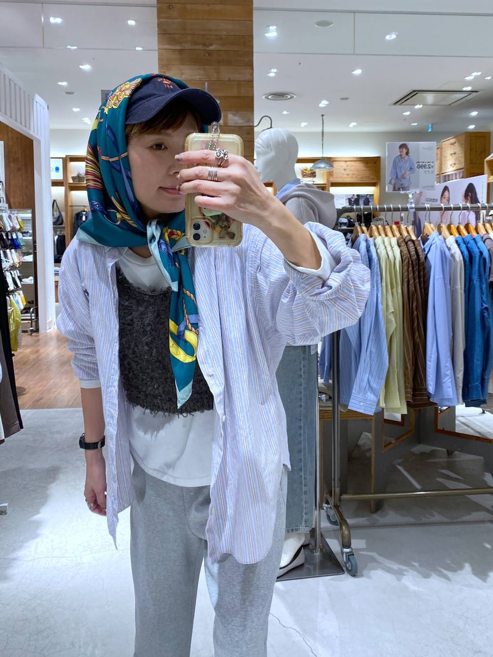 ブルー系のシャツ/ブラウス、グレー系のスウェットパンツ、グレー系のベストを着用したレディースの春コーディネートの2枚目の写真