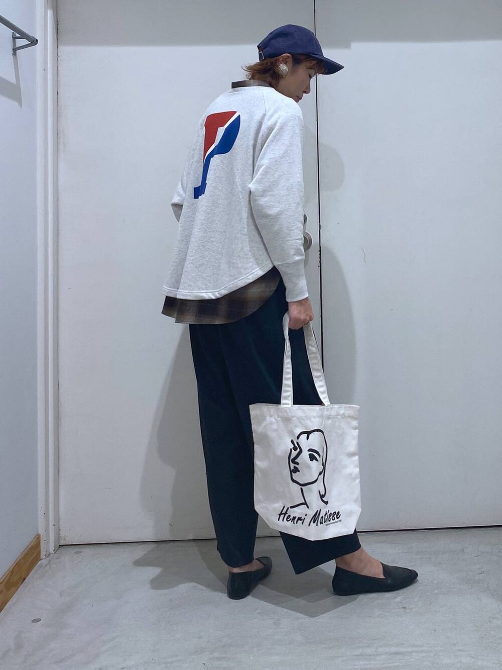 ブラック系のその他シューズ、ブラウン系のシャツ/ブラウス、ブルー系のキャップを着用したレディースの秋コーディネートの4枚目の写真