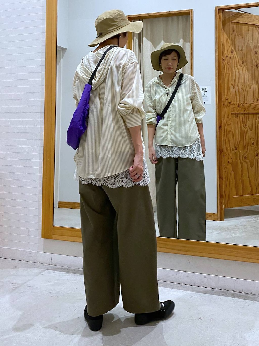 ブラック系のその他シューズ、ホワイト系のキャミソール、ブラウン系のTシャツ/カットソーを着用したレディースの秋コーディネートの3枚目の写真