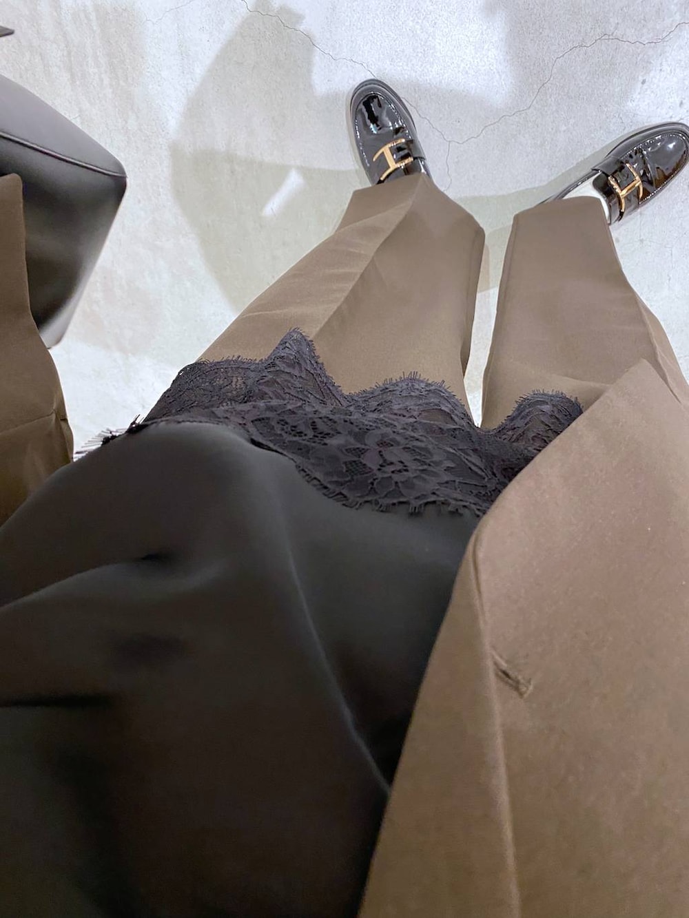 ブラック系のローファー、ブラック系のショルダーバッグ、ブラック系のTシャツ/カットソーを着用したレディースの冬コーディネートの3枚目の写真