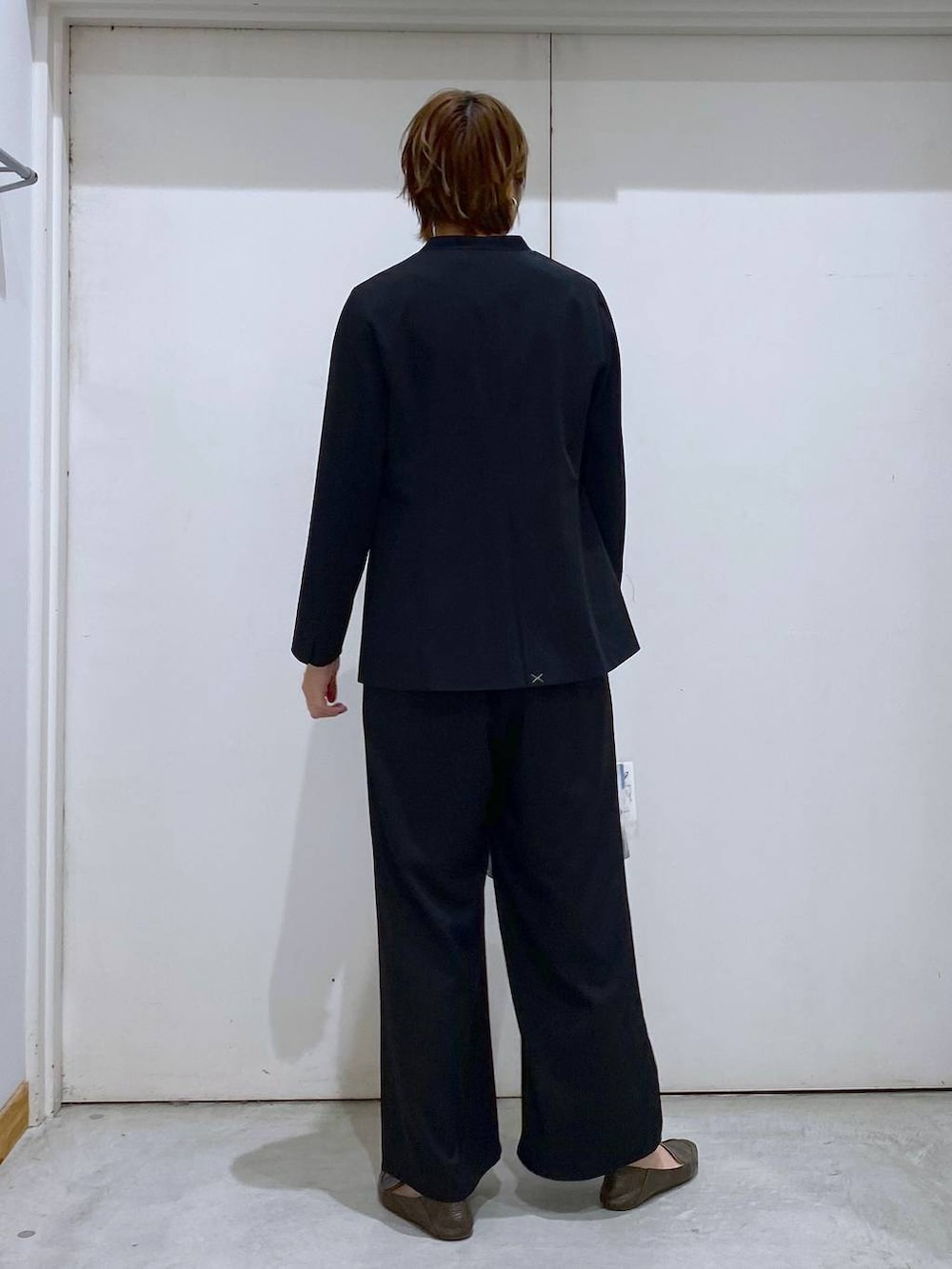 シルバー系のトートバッグ、ブルー系のシャツ/ブラウス、ブラック系のノーカラージャケットを着用したレディースの春コーディネートの3枚目の写真