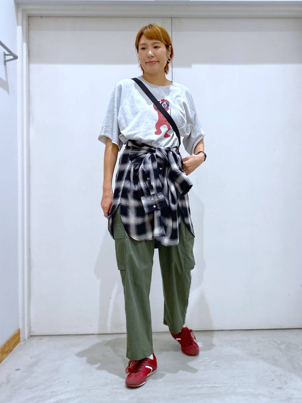 グリーン系のカーゴパンツ、ブラック系のシャツ/ブラウス、グレー系のTシャツ/カットソーを着用したレディースの秋コーディネートの4枚目の写真