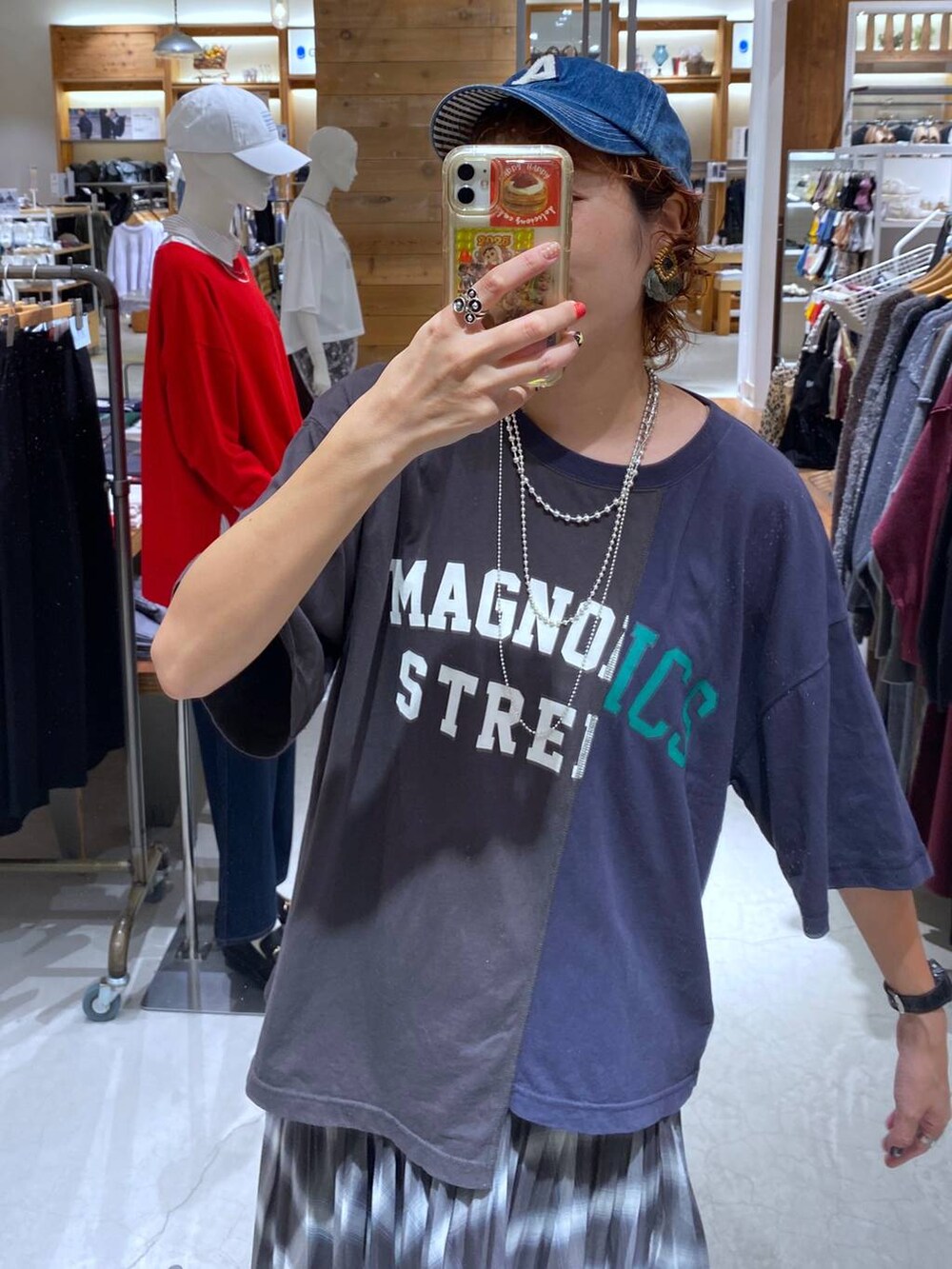 ブラウン系のスカート、グレー系のTシャツ/カットソー、シルバー系のネックレスを着用したレディースの秋コーディネートの2枚目の写真