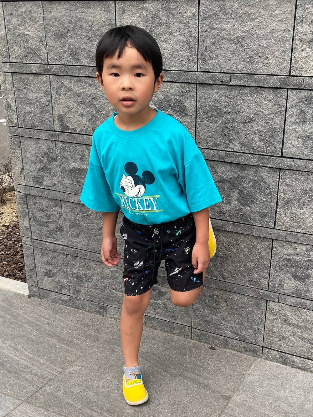 ブラック系のその他パンツ、ブルー系のTシャツ/カットソーを着用したキッズの夏コーディネートの3枚目の写真