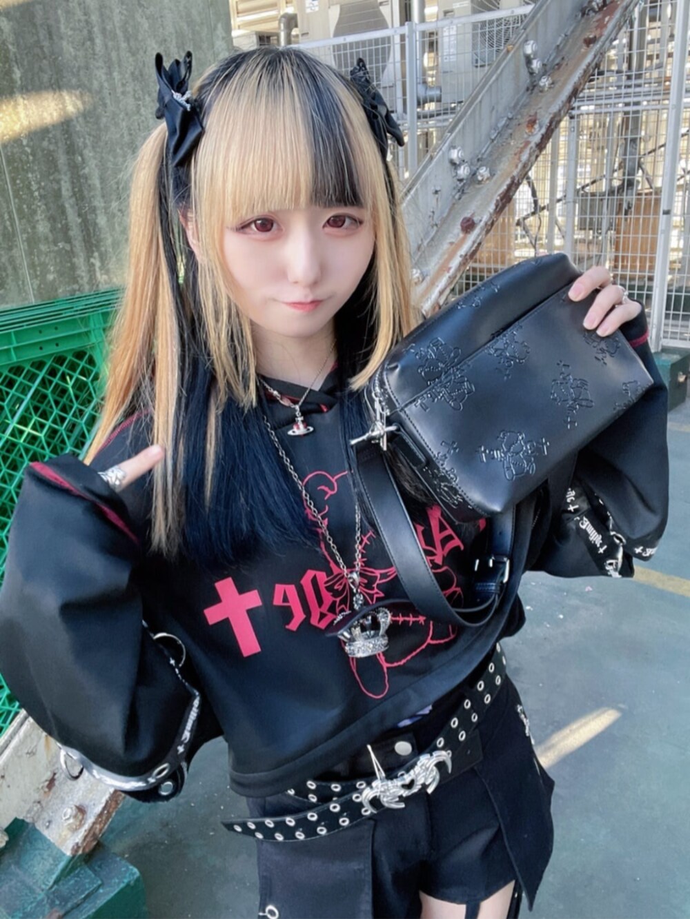 「レイヤードスタイル、韓国ファッション、春夏コーデ、ミニスカート、ショルダーバッグ、雨の日コーデ、モノトーン、デートコーデ、Amilige、個性派、体型カバー、骨格ウェーブ、サブカル、地雷、病みかわいい」｜「Amiligeのくぎベア袖脱着2wayジャージプルオーバーパーカー（パーカー、ブラック系）」を使った、Amilige_officialさん（骨格ウェーブ・レディース・155cm）の春コーディネートの2枚目の写真