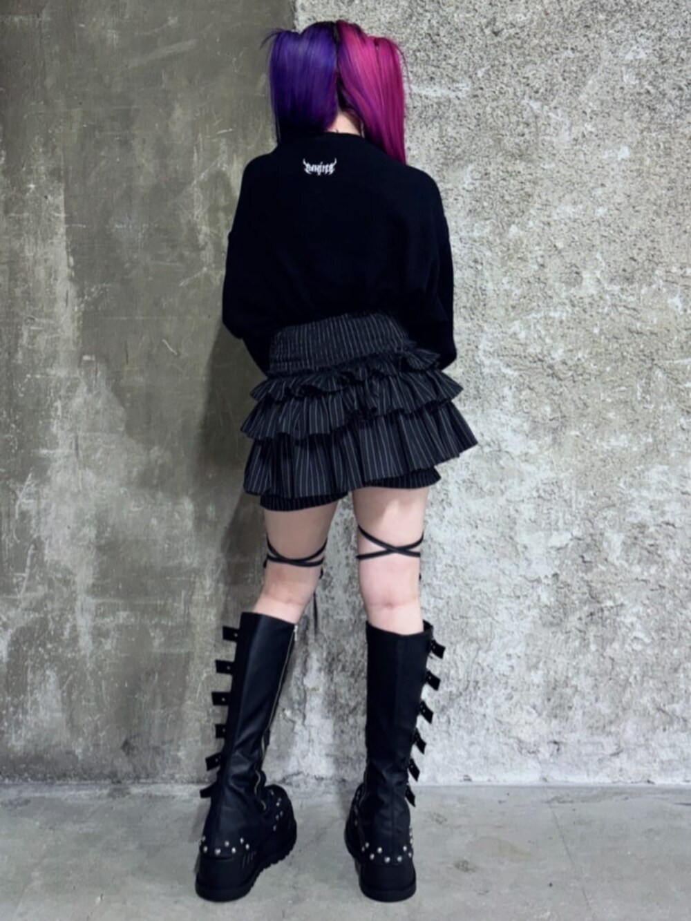 その他のその他パンツ、ブラック系のTシャツ/カットソーを着用したレディースの秋コーディネートの2枚目の写真