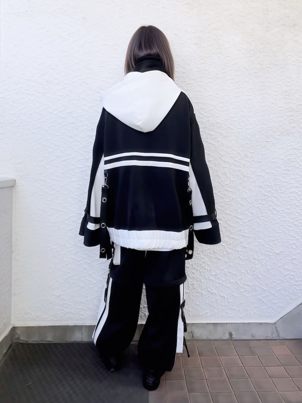 ブラック系のパーカー、ブラック系のその他パンツを着用したレディースの春コーディネートの2枚目の写真