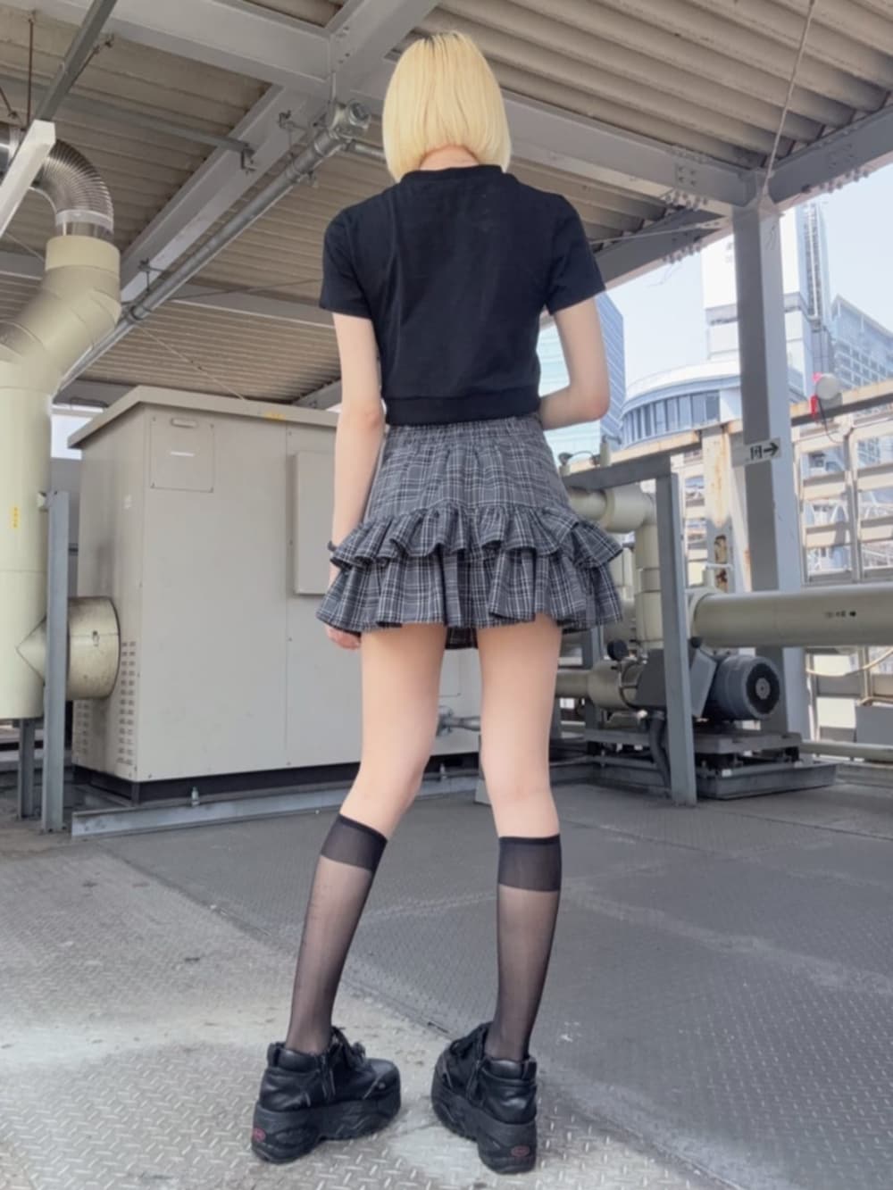 「Amilige、個性派、病みかわいい、サブカル、地雷、デート、夏ルックで気分アップ、夏服コーデ、テーマパークコーデ、ブラックコーデ、ロゴT、フリル、ミニスカート、スニーカー」｜「Amiligeのコルセット風フリルチェックスカート（スカート、グレー系）」を使った、Amilige_officialさん（レディース・162cm）の夏コーディネートの3枚目の写真