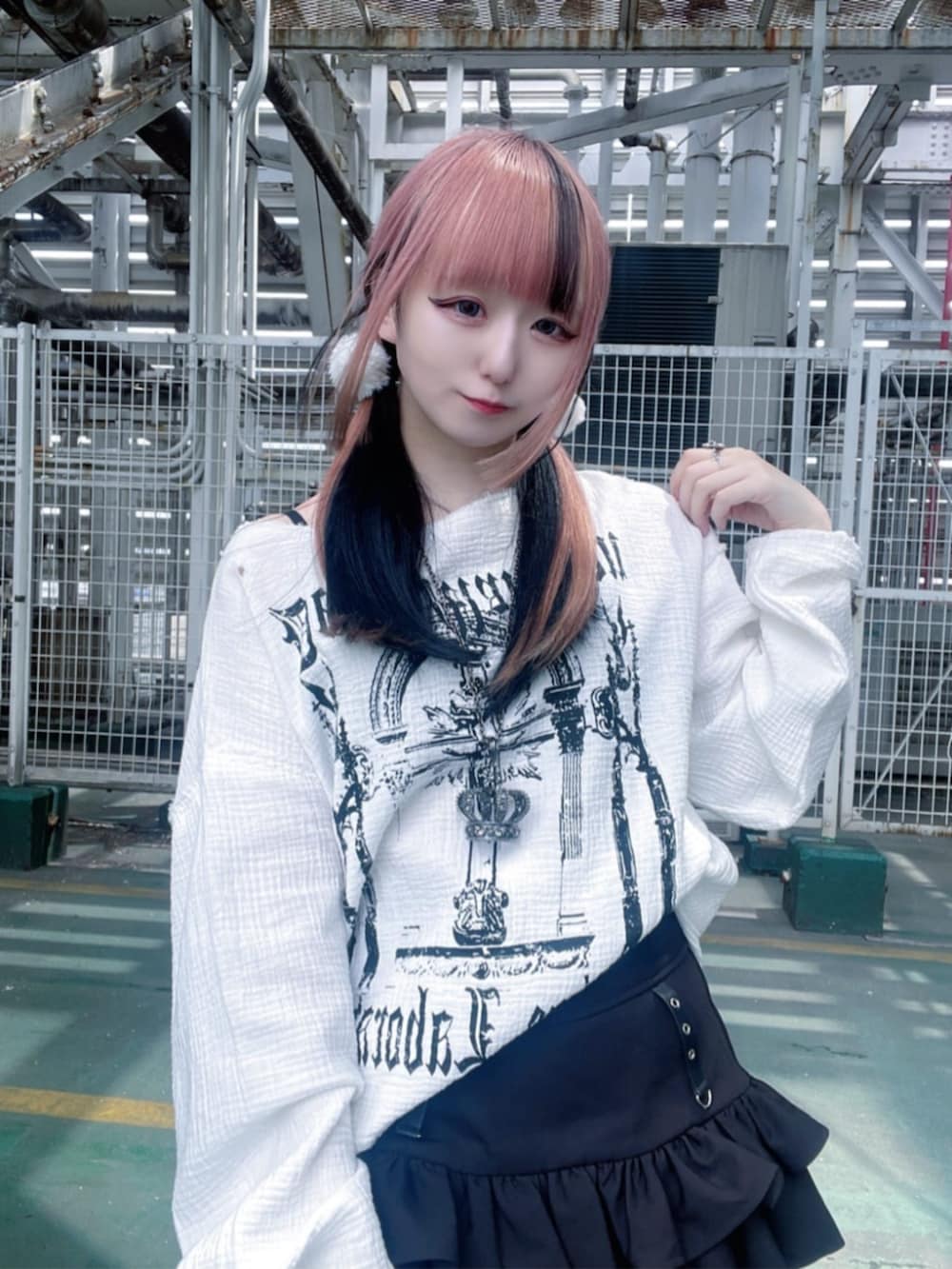 「レイヤードスタイル、韓国ファッション、春夏コーデ、休日スタイル、ミニスカート、雨の日コーデ、モノトーン、Amilige、デート、個性派、ユニセックス、体型カバー、骨格ウェーブ、サブカル、地雷」｜「Amiligeのコルセット風フリルスカート（スカート、ブラック系）」を使った、Amilige_officialさん（骨格ウェーブ・レディース・155cm）の春コーディネートの3枚目の写真
