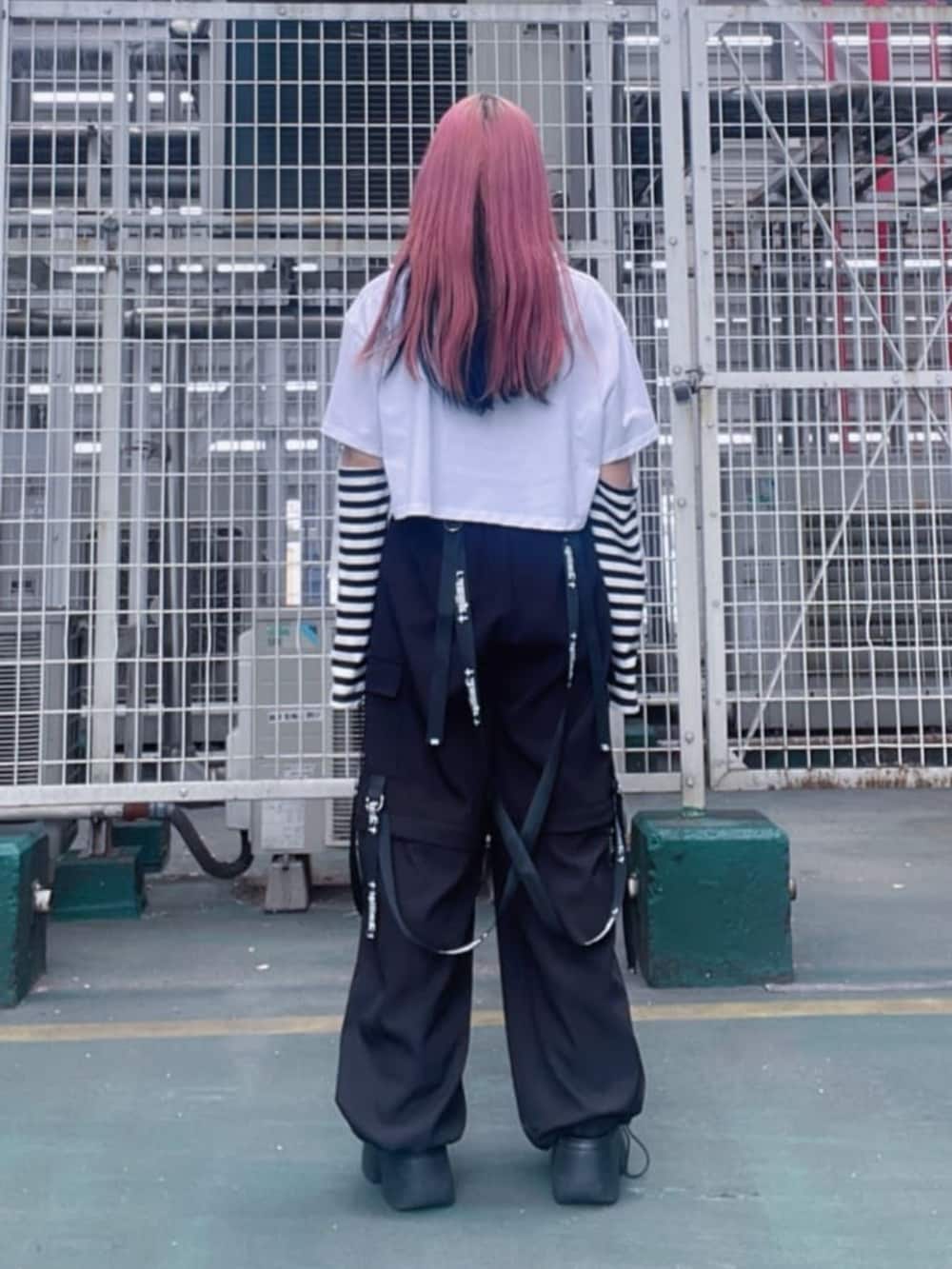 「Amilige、病みかわいい、個性派、ジェンダーレス、サブカル、地雷、韓国ファッション、お出かけコーデ、ゆるコーデ、Tシャツ、デート、白Tシャツ、ハーフパンツ、厚底シューズ、スニーカー」｜「Amiligeのデザインテープワイドパンツ（その他パンツ、ブラック系）」を使った、Amilige_officialさん（レディース・155cm）の夏コーディネートの3枚目の写真