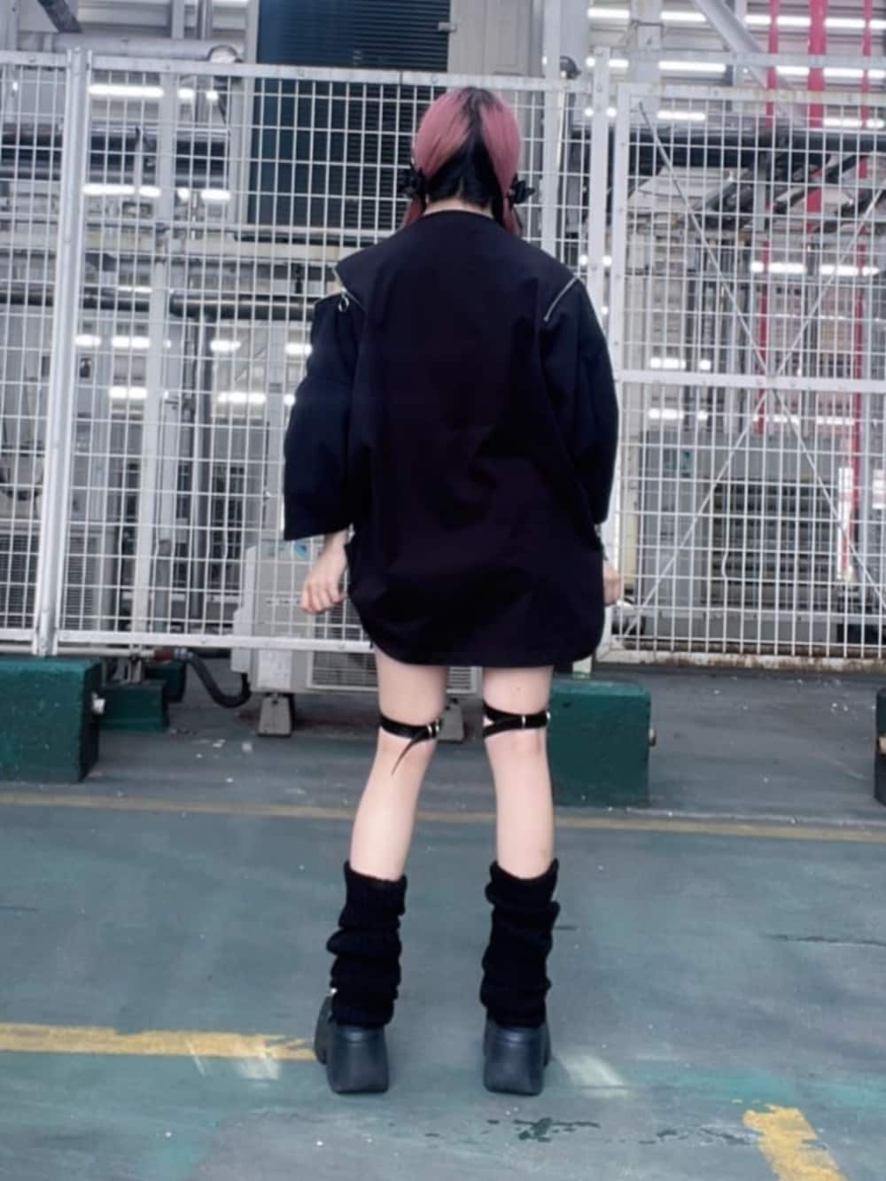 「レイヤードスタイル、韓国ファッション、春夏コーデ、ショートパンツ、ミニスカート、雨の日コーデ、モノトーン、推し活、Amilige、個性派、ユニセックス、体型カバー、骨格ウェーブ、サブカル、地雷」｜「Amiligeの刺繍入りロングレッグウォーマー（レッグウォーマー、ブラック系）」を使った、Amilige_officialさん（骨格ウェーブ・レディース・155cm）の春コーディネートの3枚目の写真